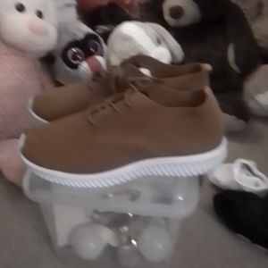 Women's tennis shoes